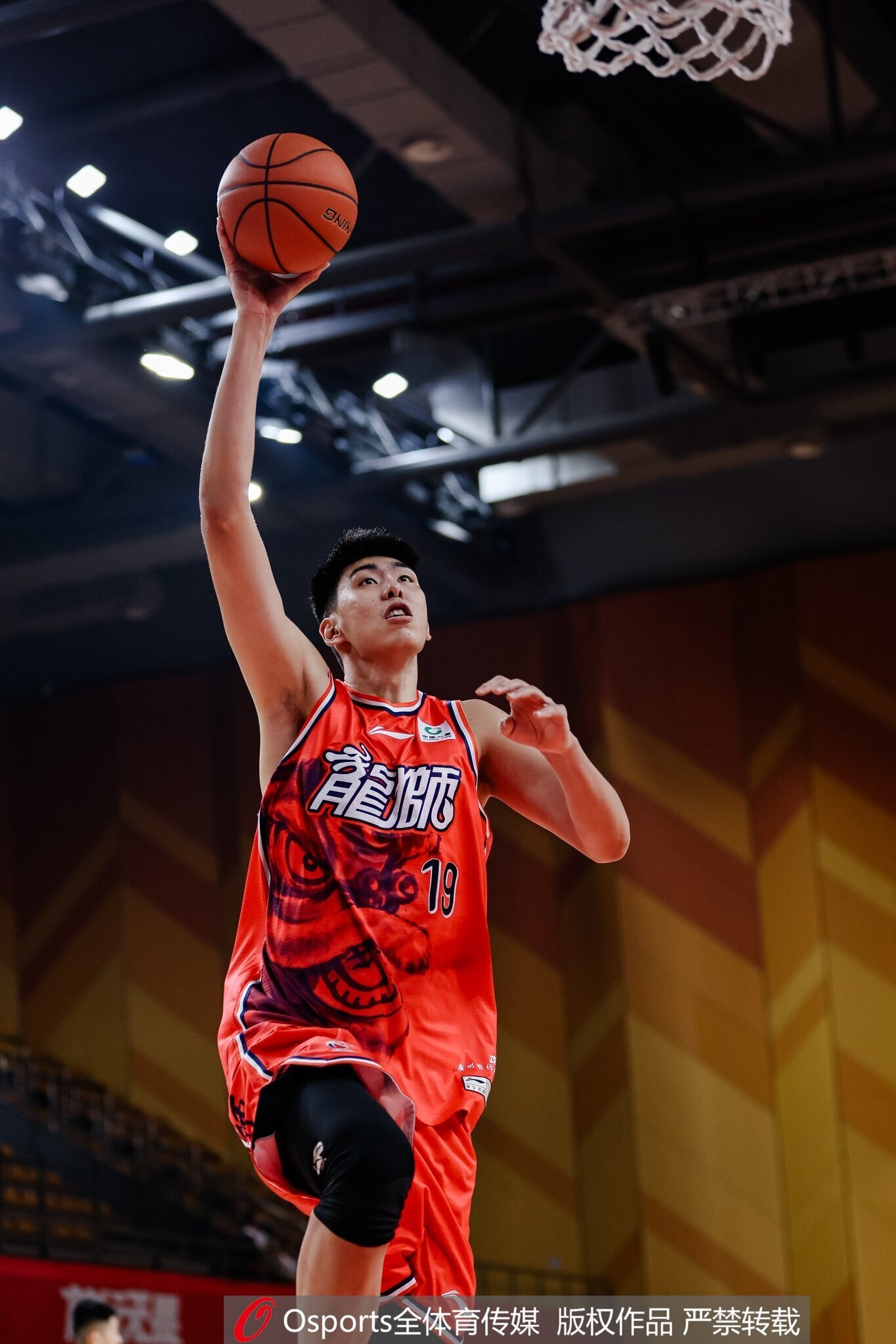 体育赛事-17分10板4帽！媒体人：徐昕威风八面 确实是全明星中锋的水准